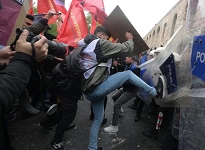 İstanbul'da izinsiz alanlarda gösteriye ve polise saldırıya 217 gözaltı
