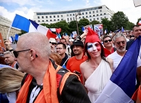 Fransa'da aşı kartı protestosu