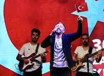 Ünlülerin zafer bayramı coşkusu

