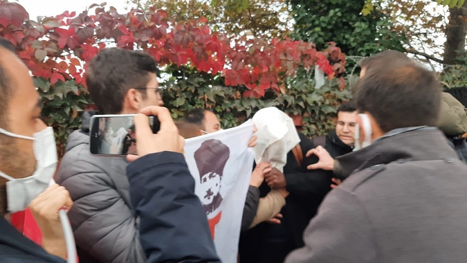TGB'liler Amerikan askerinin başına çuval geçirdi
