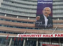 CHP binasında dev pankart