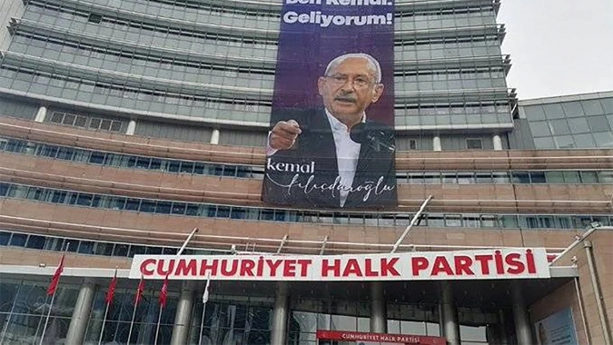 CHP binasında dev pankart