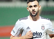 Ghezzal Kartal'ı taşıyor