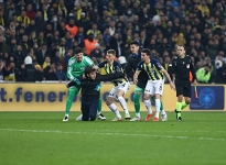 Fenerbahçe Trabzonspor maçında sahaya taraftar girdi!