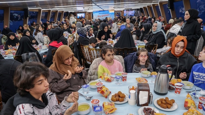 Valide Sultan gemisin'de iftar