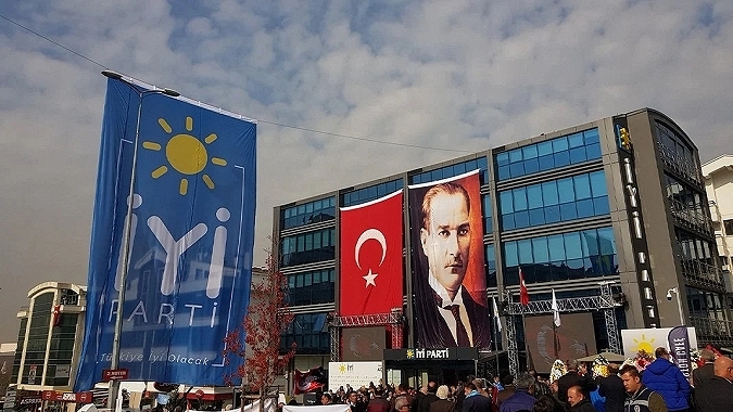 İYİ Parti'de üst düzey istifa