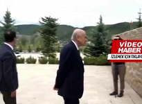 Bahçeli'nin 'elleri arkada şehitlik ziyareti' 