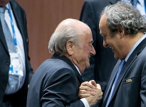 Platini ve Blatter hakim karşısında
