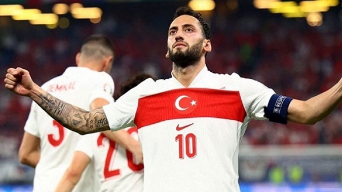 Hakan Çalhanoğlu: Ne mutlu Türküm diyene
