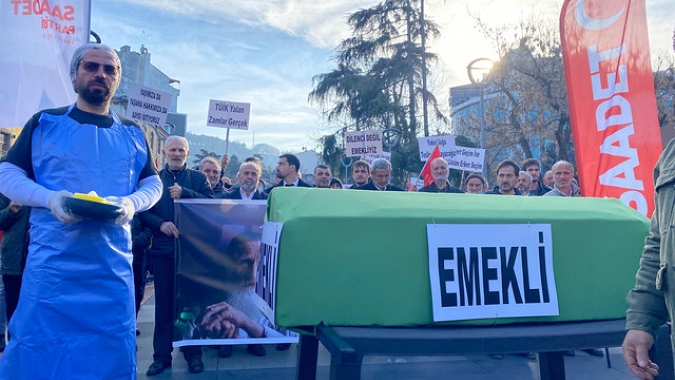 Emekliler Zammı Protesto İçin Trabzon Sokaklarına İndi
