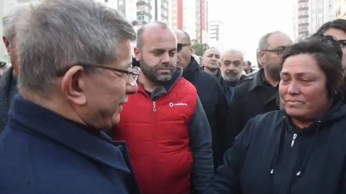 Davutoğlu depremzedelerin isyanına kulak verdi