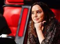 Ebru Gündeş sahnede gözyaşlarına hakim olamadı