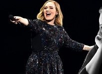 Adele konserde içini döktü