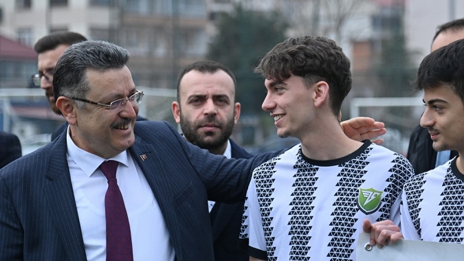 Başkan Genç Trabzon'da Gençlig Futbol Turnuvası'nın Startını Verdi