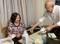 Kılıçdaroğlu'ndan Börek Paylaşımı