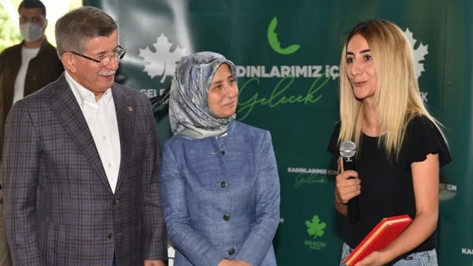 Davutoğlu’ndan hayat kurtaran gazeteciye plaket
