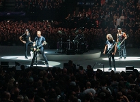 Metallica'dan depremzedelere 250 bin dolar bağış