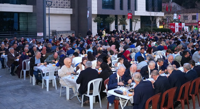 Trabzon'daki dernekler, Ortahisar Belediyesi önündeki iftar yemeğinde buluştu