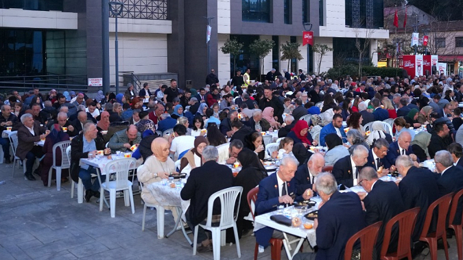 Trabzon'daki dernekler, Ortahisar Belediyesi önündeki iftar yemeğinde buluştu