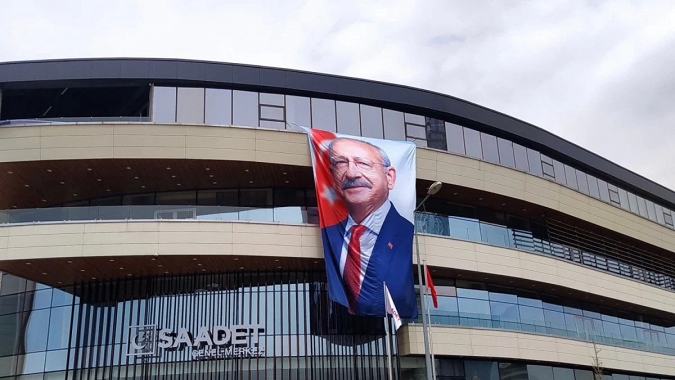 Saadet Partisi binasına Kılıçdaroğlu'nun posteri asıldı

