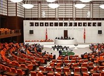 Siyasi partiler sahaya iniyor