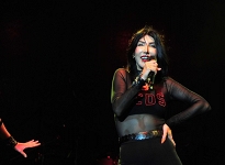 Hande Yener'den meslektaşlarına gönderme