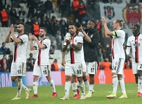 Beşiktaş taraftarları ikiye ayrıldı