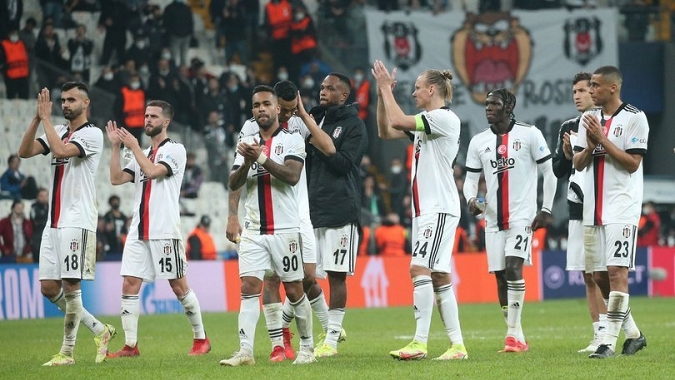 Beşiktaş taraftarları ikiye ayrıldı