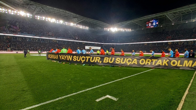 Trabzonspor sahaya o pankart ile çıktı