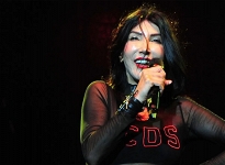 Hande Yener konser sırasında bayıldı
