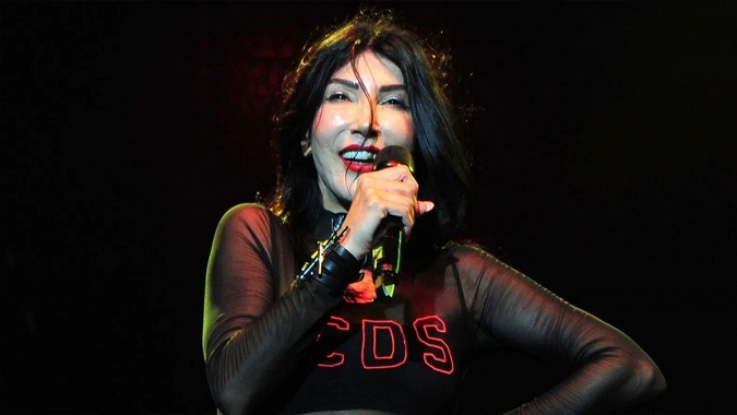 Hande Yener konser sırasında bayıldı

