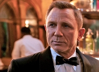 'James Bond' depremzedeler için 100 milyon sterlin topladı
