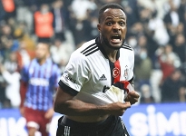 Cyle Larin ezeli rakiple görüşüyor