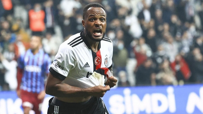 Cyle Larin ezeli rakiple görüşüyor